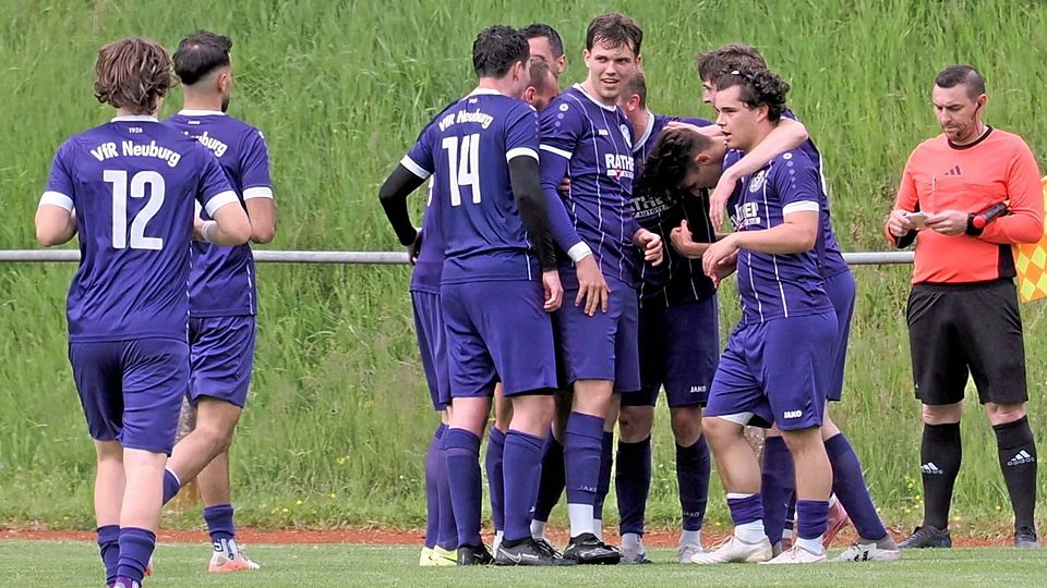 Freude beim VfR Neuburg: Mit dem 3:0-Sieg beim TSV Wertingen gehen die Lila-Weißen in die Aufstiegsspiele zur Landesliga.