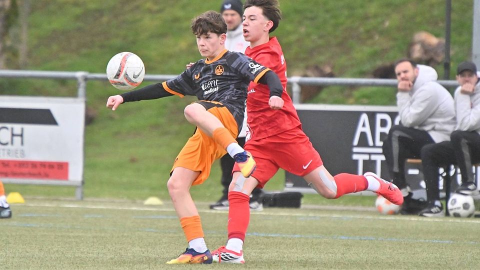 Mächtig setzten Alexander Weirich (rechts) und die SpVgg Trier dem 1. FC Kaiserslautern zu. Beim 0:3 schlugen sich die Hausherren achtbar.