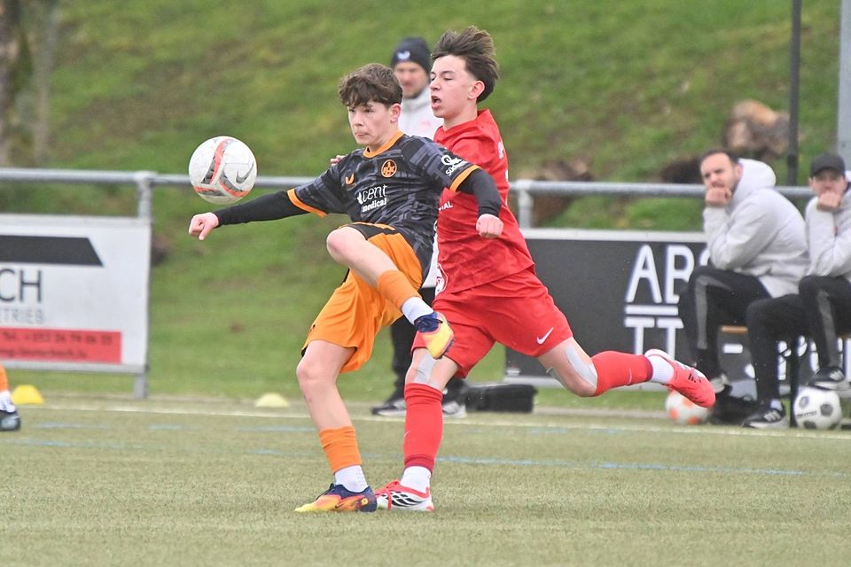 Mächtig setzten Alexander Weirich (rechts) und die SpVgg Trier dem 1. FC Kaiserslautern zu. Beim 0:3 schlugen sich die Hausherren achtbar.
