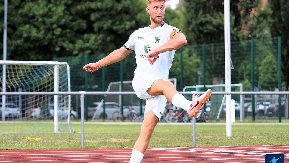 Durfte sich über einen hochverdienten Heimsieg seiner SSV Dillingen im Abstiegsduell gegen den FC Mertingen und seinen zweiten Saisontreffer freuen: Kapitän Lavdim Isufi