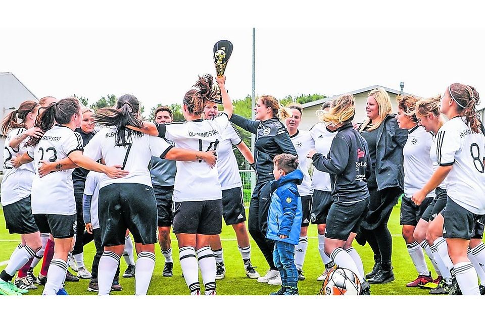 Ausgelassener Jubel: Das Frauen-Team von Alemannia Straß gewinnt den Fußball-Kreispokal.