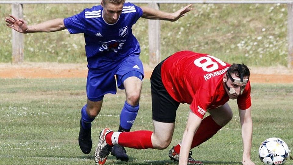 Mit einer Gesichtsmaske lief Wertingens Johannes Wiedemann im Heimspiel gegen die SG Alerheim auf. Hier wird der TSV-Maskenmann an der Außenlinie von Matthis Strass zu Fall gebracht.	F.: Roland Stoll