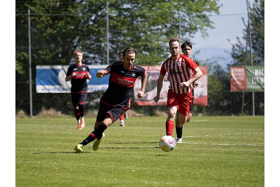 Alles versucht, letztlich gescheitert: Aßlings Kicker um Matthias Kagermeier (li.) unterlagen Bruckmühl.