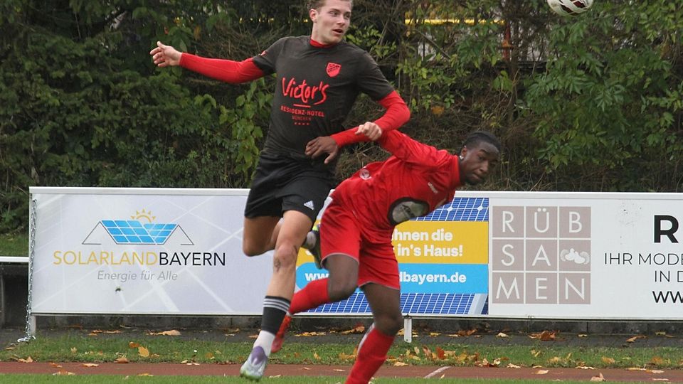 Klatsche für Oracio Battah (rechts) und seine Teamkollegen vom TSV Dachau II. Gegen Lohhof (schwarze Trikots) gab‘s auf eigenem Platz ein 0:5.