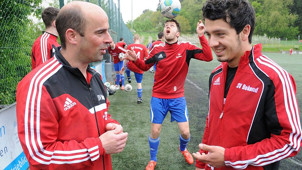 Trainer Stefan Monzel (links) im Gespräch mit Mittelfeldspieler Edgar Schächtel. Im Hintergrund, Ballkünstler Daniel Anglewitz. TV-Foto: Edgar Breit.