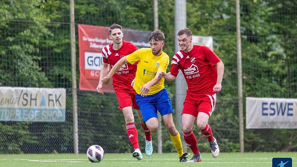 Des einen Freud ist des anderen Leid: Während der SC Daisbach (rot) mit einem guten Gefühl in die Winterpause geht, herrscht bei der JSG Aarbergen um Sören Graf (mitte) Katerstimmung. 