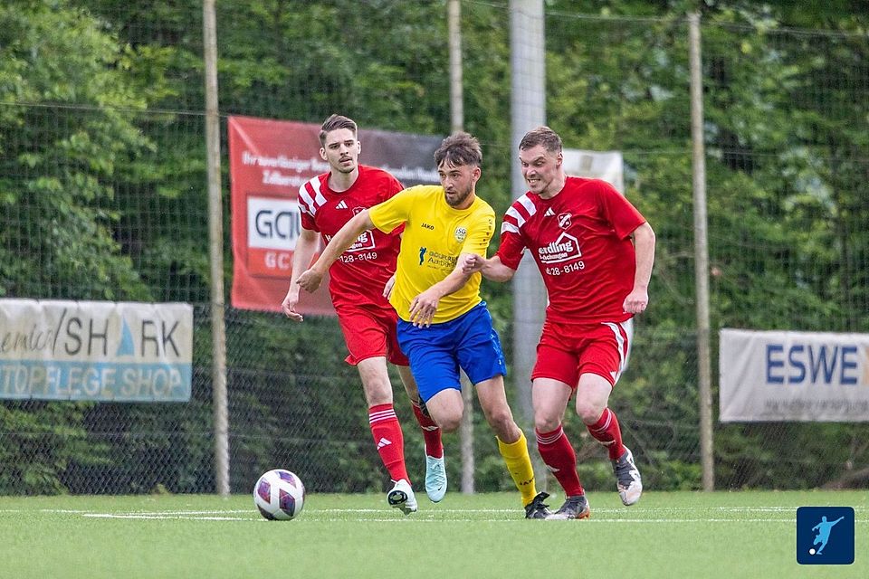 Des einen Freud ist des anderen Leid: Während der SC Daisbach (rot) mit einem guten Gefühl in die Winterpause geht, herrscht bei der JSG Aarbergen um Sören Graf (mitte) Katerstimmung. 