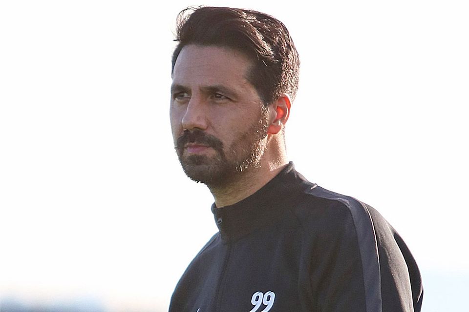Seit 2019 war Yücel Güler Trainer des A-Klassisten SV Schlingen. Nach drei Spieltagen in der neuen Saison trennte sich nun der Verein von seinem Coach.