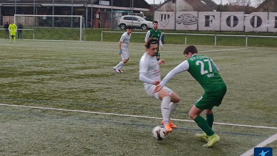 Ein Spieler des SV Fürth am Ball.
