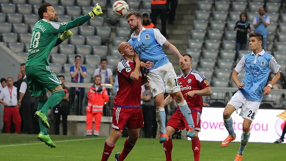 Augen zu und durch: Stephan Hain (Mitte) und die Löwen setzten sich 2015 in der Relegation knapp gegen Holstein Kiel durch.