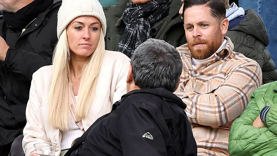 Mike Wunderlich zusammen mit Freundin Mandy Islacker auf der Tribüne des Wuppertaler SV.