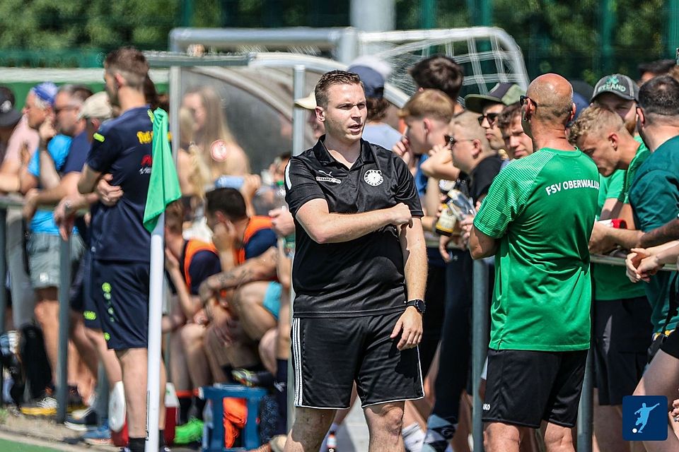 Tobias Kopetzky (Mitte) bleibt auch kommende Runde Trainer beim FSV Oberwalluf.