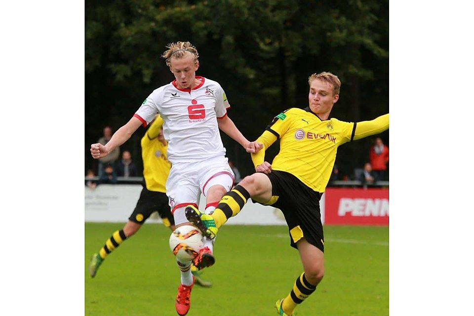 Kölns Birk Risa (links) im Duell mit Dortmunds Amos Pieper