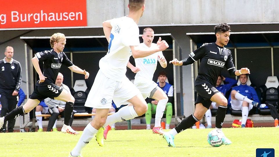 Der SV Wacker Burghausen um Noah Agbaje (re.) konnte das Halbfinale der Ligapokal-Trostrunde gegen die Viktoria Aschaffenburg drehen und in Überzahl über die Zeit bringen.