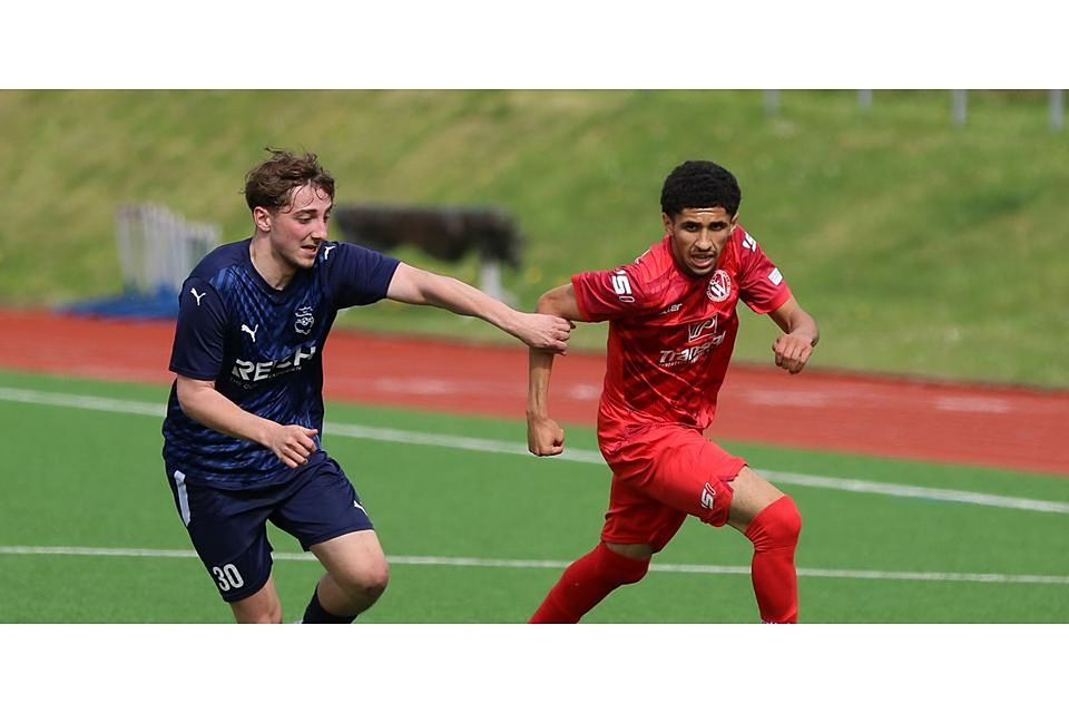 Luca Knittel (l.) und die SG Eschenburg wollen der Konkurrenz auf den Fersen bleiben. In dieser Szene heißt der Gegenspieler Mohamed Enis Khalfaoui (SC Waldgirmes U23). © Lorenz Pietzsch