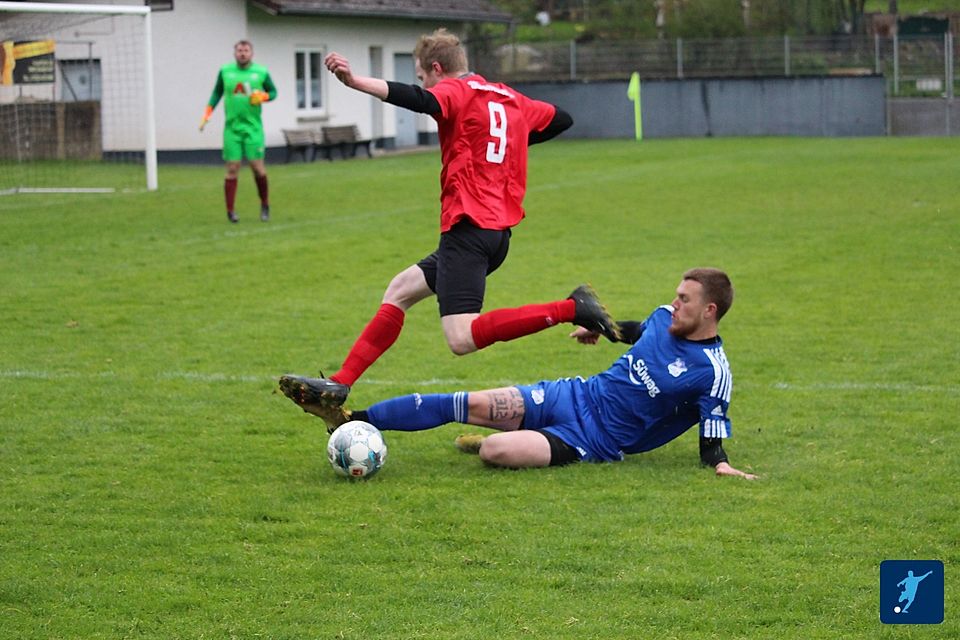 Bad Rappenau (blau) will in der Relegation gegen Stebbach/Richen noch einmal alles reinwerfen.