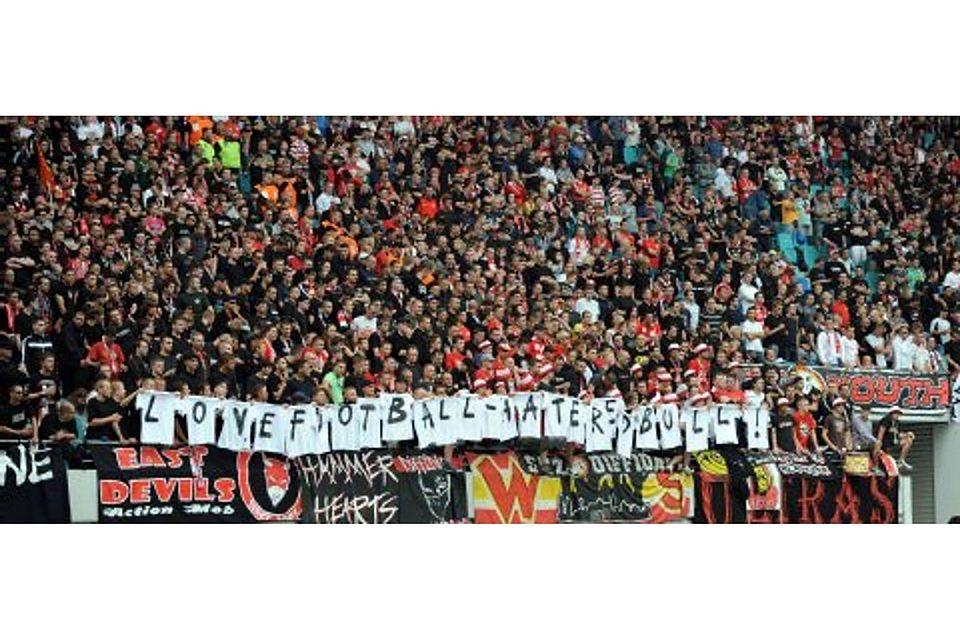 Beim Pokal-Spiel gegen Halle im Leipziger Stadion protestierten Union-Fans mit einem Banner gegen die Dosen-Bullen. Foto: imago sportfotodienst