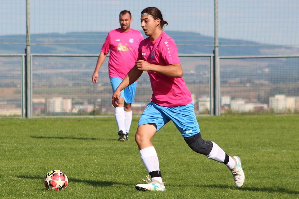 Das eine Knie bei Janosch ist bandagiert. Kurz nach dieser Szene erwischte es das andere.