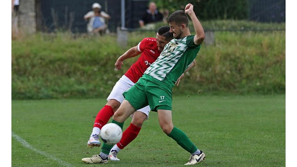 Es darf künftig gerne etwas mehr Ausbeute sein: Gundersheims Tim Malkmus (rechts) im Duell mit Alexander Bauer (RWO-Alzey).	Foto: Christine Dirigo/pakalski-press