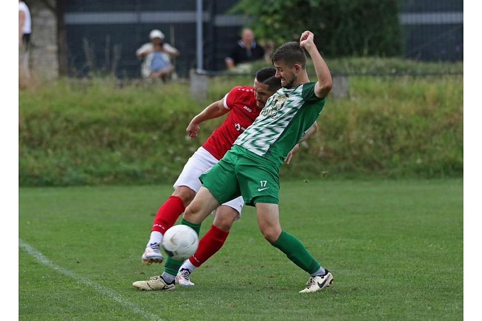 Es darf künftig gerne etwas mehr Ausbeute sein: Gundersheims Tim Malkmus (rechts) im Duell mit Alexander Bauer (RWO-Alzey).	Foto: Christine Dirigo/pakalski-press
