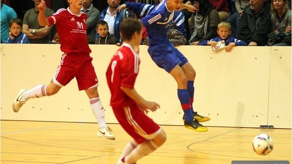 Die C-Junioren des 1.FC Passau (rote Trikots) sind bereits für den Hauptbewerb qualifiziert     Foto : Enzesberger
