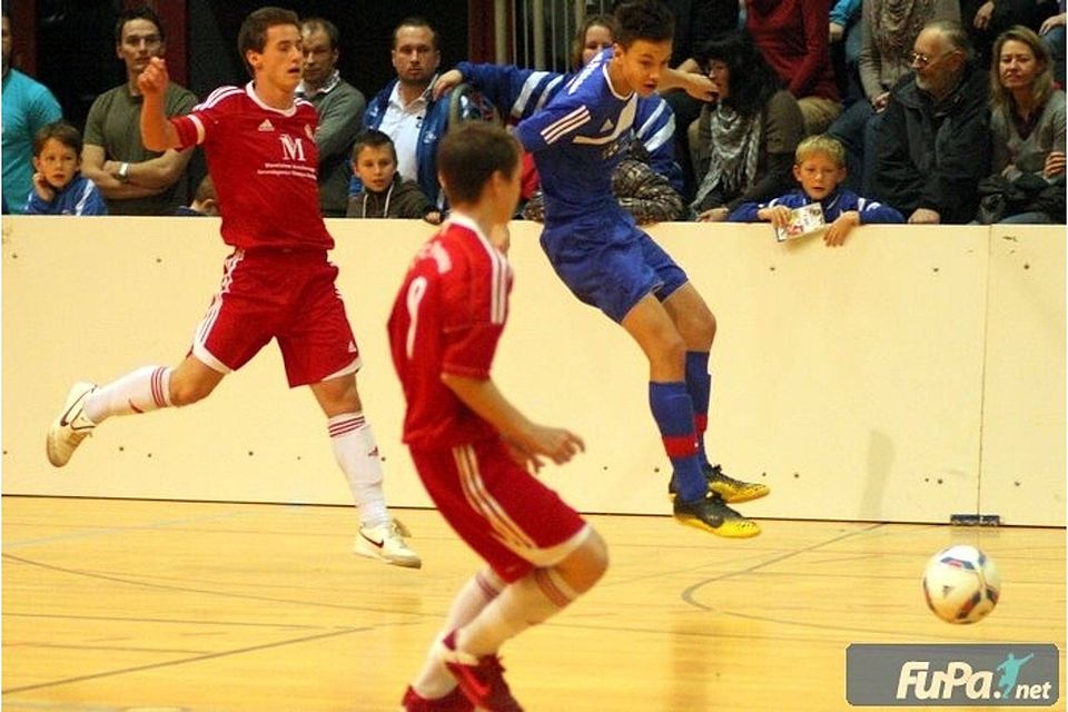 Die C-Junioren des 1.FC Passau (rote Trikots) sind bereits für den Hauptbewerb qualifiziert     Foto : Enzesberger