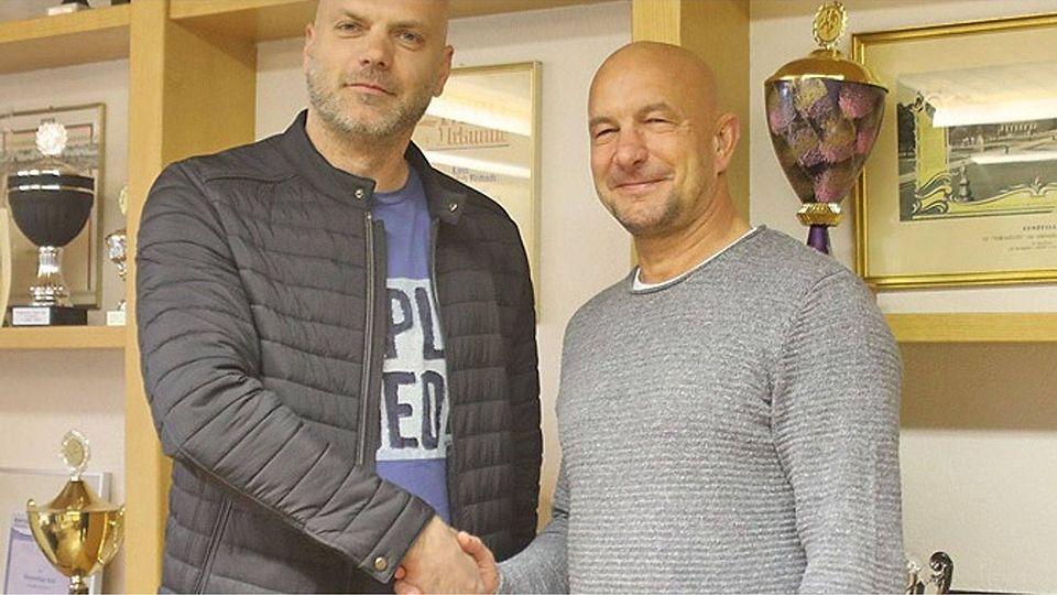 Willkommen an Bord: Der neue Trainer des BC Aichach, Vladimir Manislavic (links), wird vom sportlichen Leiter Frank Burghart begrüßt.  Foto: Sebastian Richly