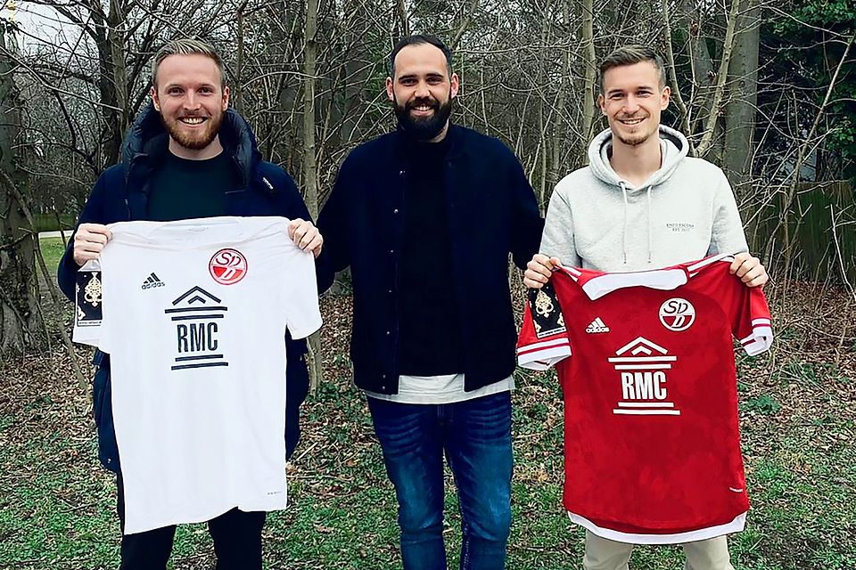 Teammanager Michael Fischer (Mitte) präsentiert die erfahrenen Christoph Rech (links) und Tobias Killer als die jüngsten Neuerwerbungen des SV Donaustauf.