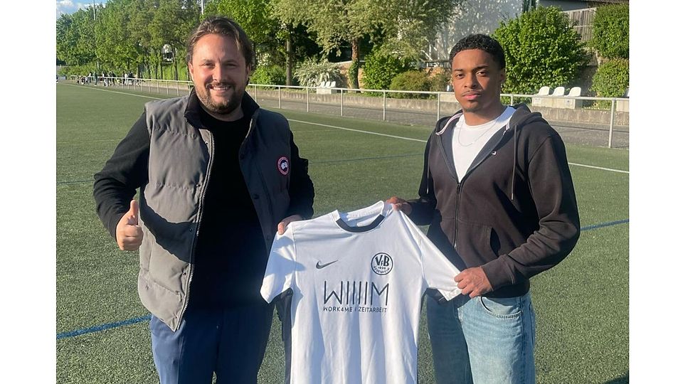 Marco Jantz freut sich, dass Rakeem Bott (v.l.) kommende Saison das VfB-Trikot trägt.