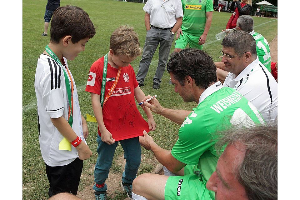 Gerne erfüllten die Altsatrs von Borussia Mönchengladbach die Autogrammwünsche der jungen Schornsheimer.    Archivfoto: pa/Schmitz