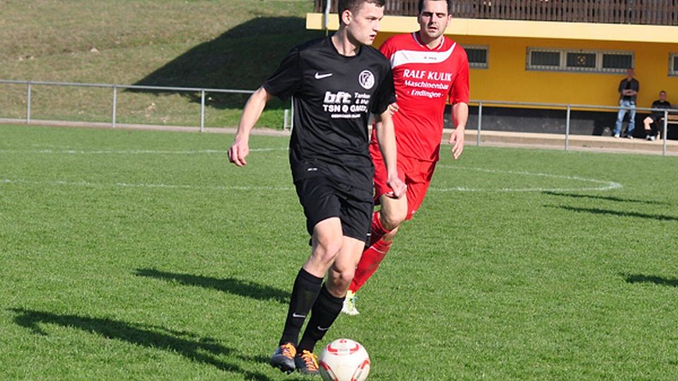 Schießt laufend Tore für den FC Neuenburg: Daniel Briegel (schwarzes Trikot). | Archivfoto: Manfred Butz.