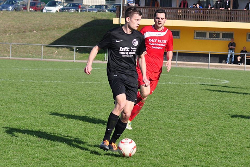 Schießt laufend Tore für den FC Neuenburg: Daniel Briegel (schwarzes Trikot). | Archivfoto: Manfred Butz.