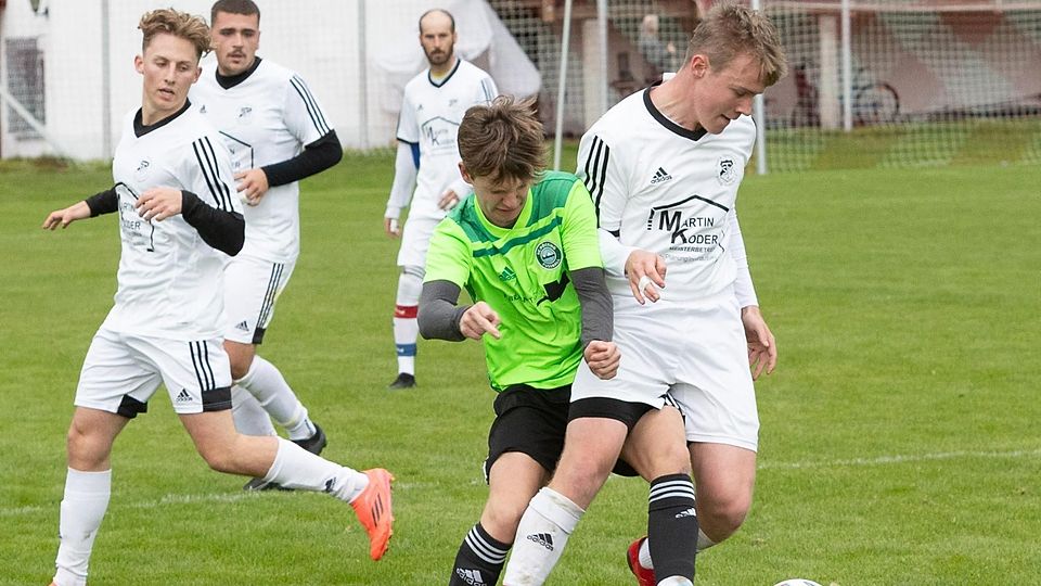 Im Spitzenderby der B-Klasse 5 behielten Jacob Dreyer (r.) und der TSV Erling-Andechs II die Oberhand gegen den SC Pöcking-Possenhofen II um Julian Ammer (2.v.r.). Damit verteidigte die TSV-Reserve die Tabellenführung.