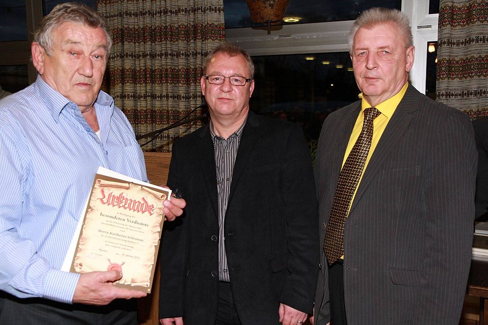 Karl-Heinz Schramm (li.) - geehrt vonPeter Winieck (Mitte) und BLSV- Kreisvorsitzen­den Edmund Mauser (re.). (F.: M. Erlwein)