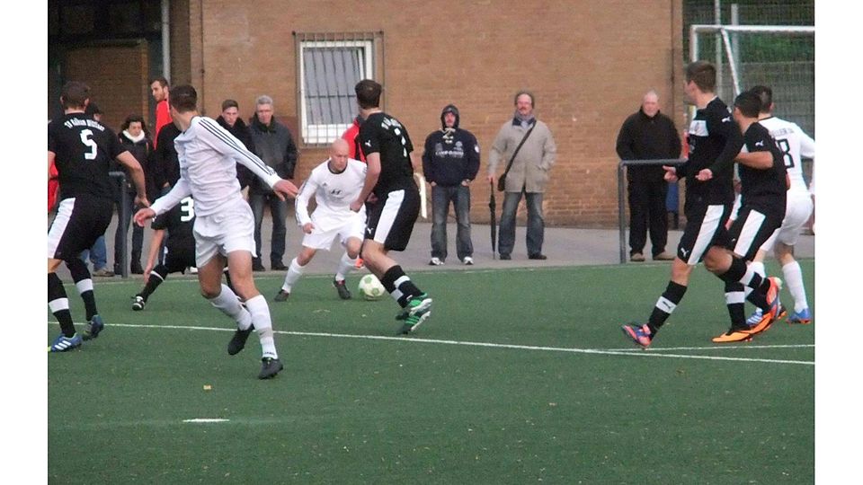 Szene aus dem Hinspiel. Damals gewann Wittlaer knapp 1:0. F: Hoffmann