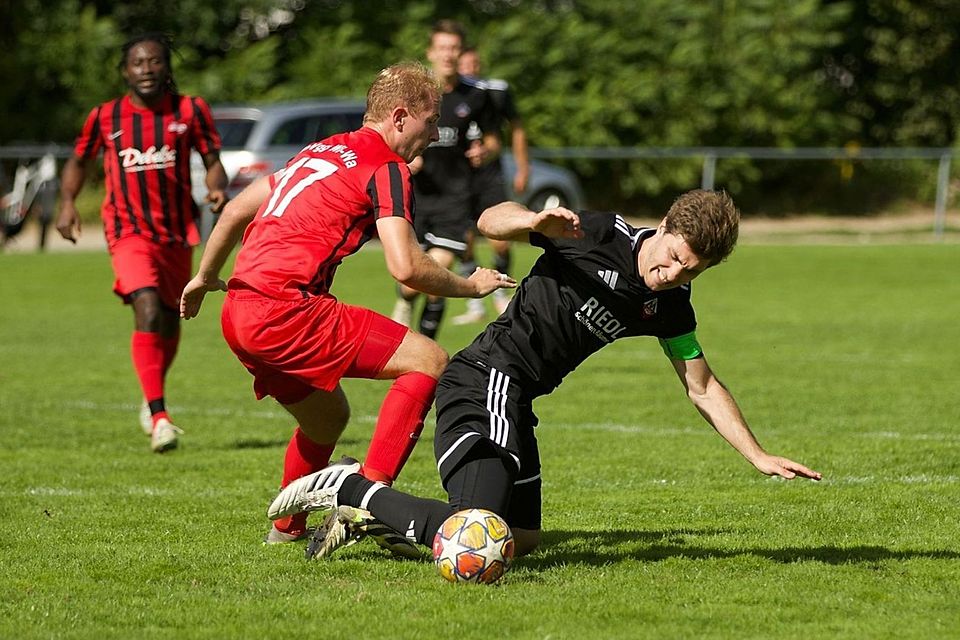 Die SpVgg Eschlkam (rechts) ließ gegen Schönthal nichts anbrennen.