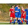  Friedensdorfer Hoffnungsträgerin: Beatrice Sauerwald (links) herzt beim 9:2-Sieg im Kreispokalfinale gegen Angelburg die dreifache Torschützin Leonie Deborah Kamm. © Stefan Tschersich  Wer kam, wer sucht das Glü