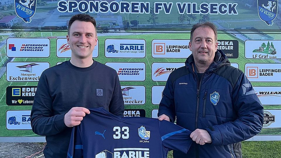 Spielleiter Rainer Liermann (r.) begrüßt Konstantin Beck als neuen Übungsleiter in Vilseck.