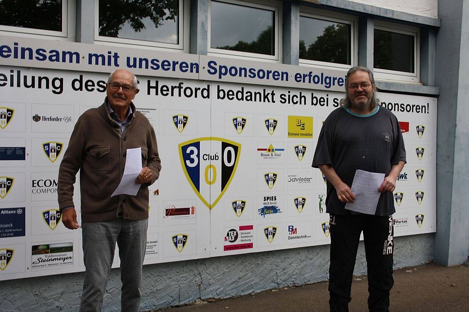 Mit gebührendem Abstand: Karl-Heinz Menzel (l.) und Frank Jacobasch haben gemeinsam eine Top-Elf der letzten 20 Jahre beim SC Herford aufgestellt. 