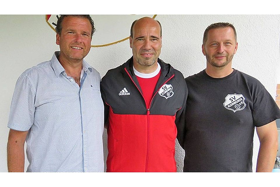 Kleinbeurens zweiter Vorsitzender Christian Sax (von links) und Abteilungsleiter Bernhard Stix begrüßen den neuen Trainer Thomas Zöllner.  Foto: SV Kleinbeuren