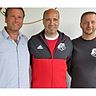 Kleinbeurens zweiter Vorsitzender Christian Sax (von links) und Abteilungsleiter Bernhard Stix begrüßen den neuen Trainer Thomas Zöllner.  Foto: SV Kleinbeuren