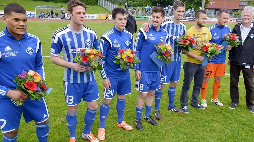 Für die Spieler, die den FV Illertissen verlassen, gab es zum Abschied noch Blumen. Von links: Dominic Robinson, Marco Hahn, Eduard Thommy, Felix Hörger, Michael Passer, Sezai Zehiroglu und Benjamin Huber. 	F.: Horst Hörger