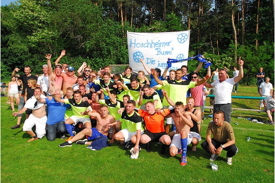 Vorfreude: Nach dem Sieg im Elfmeterschießen gegen den SV Rülzheim kehrt der SV Horchheim in die Landesliga zurück.	Foto: Agentur Peschel