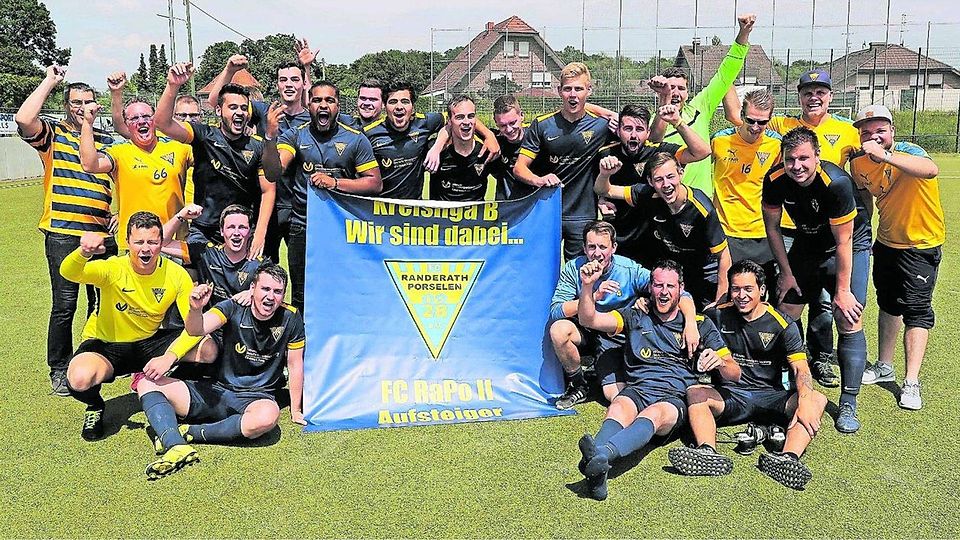 Beim FC Randerath-Porselen feiert die zweite Mannschaft mit den Trainern Marcel Deckers (oben, 2. v.l.) und Stefan Schüssler (unten., r., in Blau) den Aufstieg in die B-Liga.