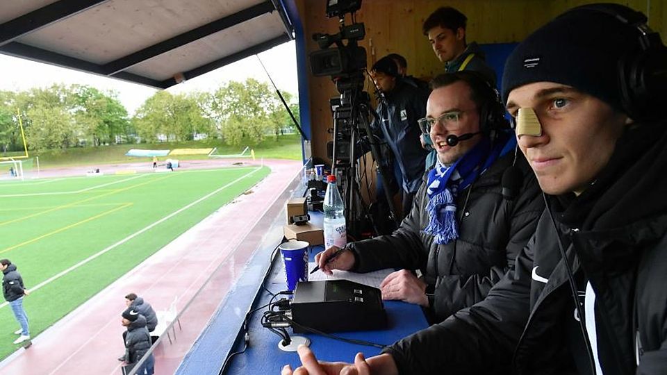 Kommentieren gemeinsam das Schott-Spiel gegen Eintracht II: Dominik Ahlbach (rechts) und Kevin Schwarz.	Foto: Kristina Schäfer/hbz