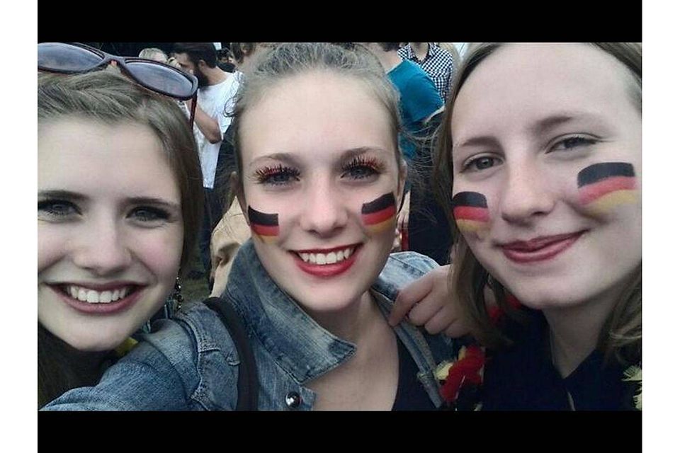 Französin mit Deutschland-Farbe: Juliette Huquet (re.) mit ihren Freundinnen Jule Krauss und Lea Zipp (li.). Foto: red
