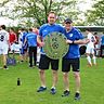 Verabschieden sich mit dem größten Triumph der Historie vom FC Pielenhofen-Adlersberg: Die Trainer Robert Huber (l.) und Jürgen Schneider.
