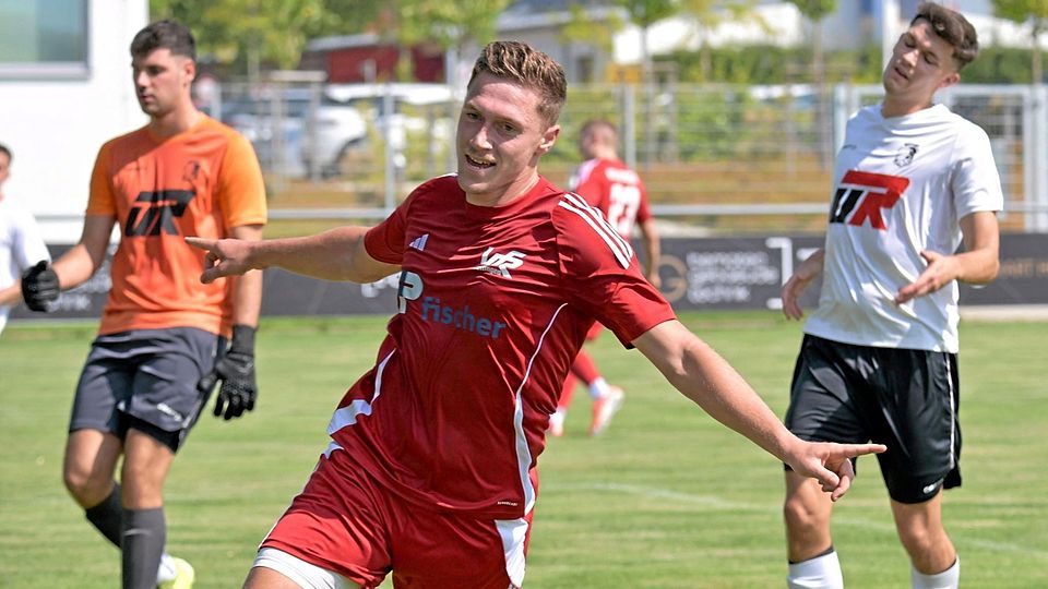 Jettingens Stürmer Benedikt Ost dreht jubelnd ab. Mit einem lupenreinen Hattrick ebnete er seinem Team den Weg zum klaren 4:0-Heimsieg über den TSV Wertingen.