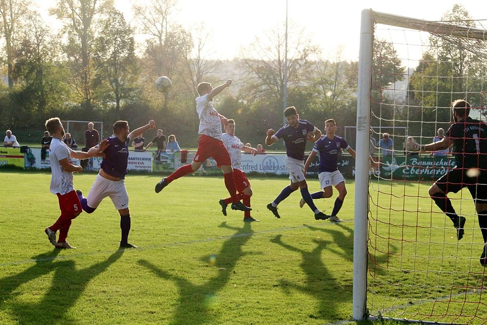 Im Gegenlicht werfen die Kicker des TSV Möttingen (weiß) und des TSV Wemding lange Schatten. Auf die Namensnennung der abgebildeten Kicker verzichtete der Fotograf wieder einmal.