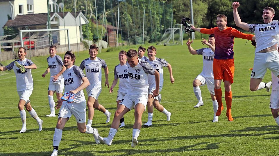 Nach dem 2:0 gegen FF Geretsried am 27.Mai 2023 feiern die Fußballer des ESV Penzberg den Klassenerhalt in der Kreisklasse.